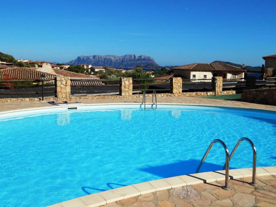 la piscina del complesso immobiliare
