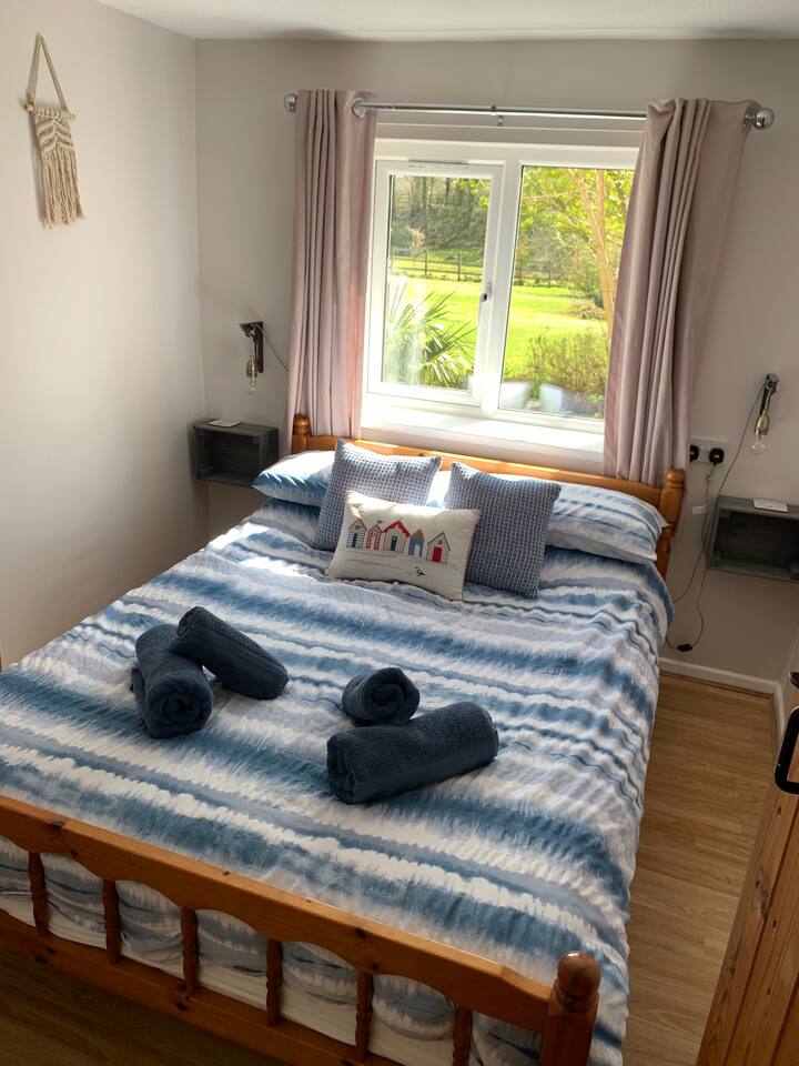 Спалня 1 - двойно легло, малка тоалетка с табуретка.