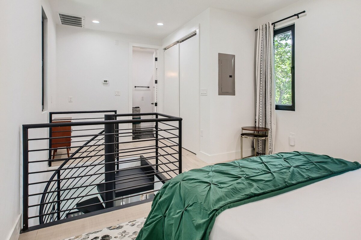 Modern 1 bed 1.5 bath with yard in Hyde Park