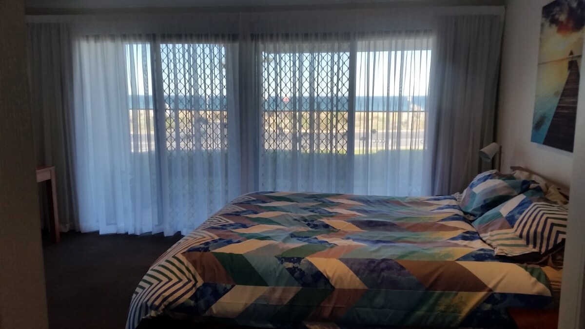 Hlavná spálňa s výhľadom na pláž