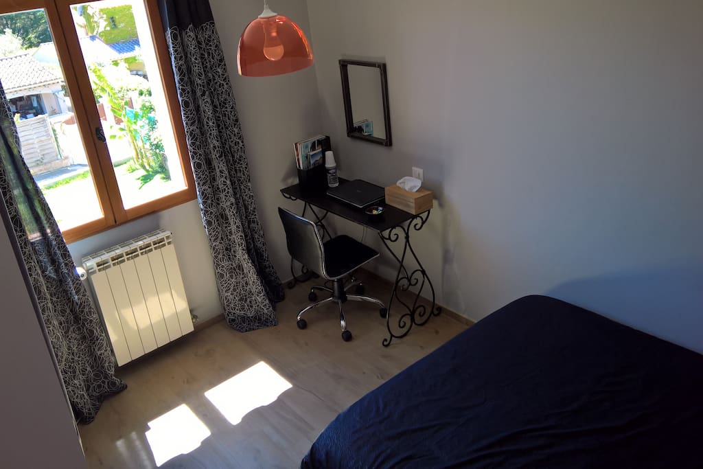 La chambre, orientée plein sud avec vue sur la piscine