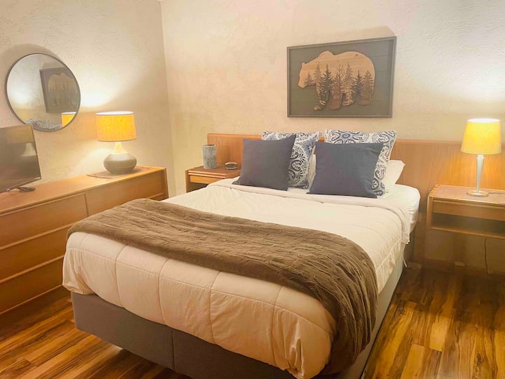 Bagno completo dall'altra parte del corridoio.  Nuovo comodo materasso matrimoniale, TV via cavo.