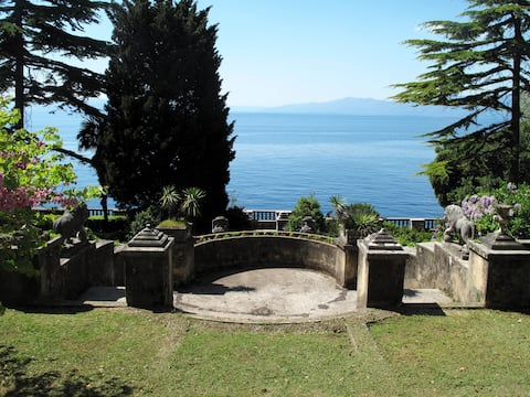 Top performing Airbnb: Family apartment just by the beach! in Mjesni Odbor Pećine