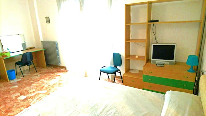 טלוויזיה, מרפסת, שולחן כתיבה