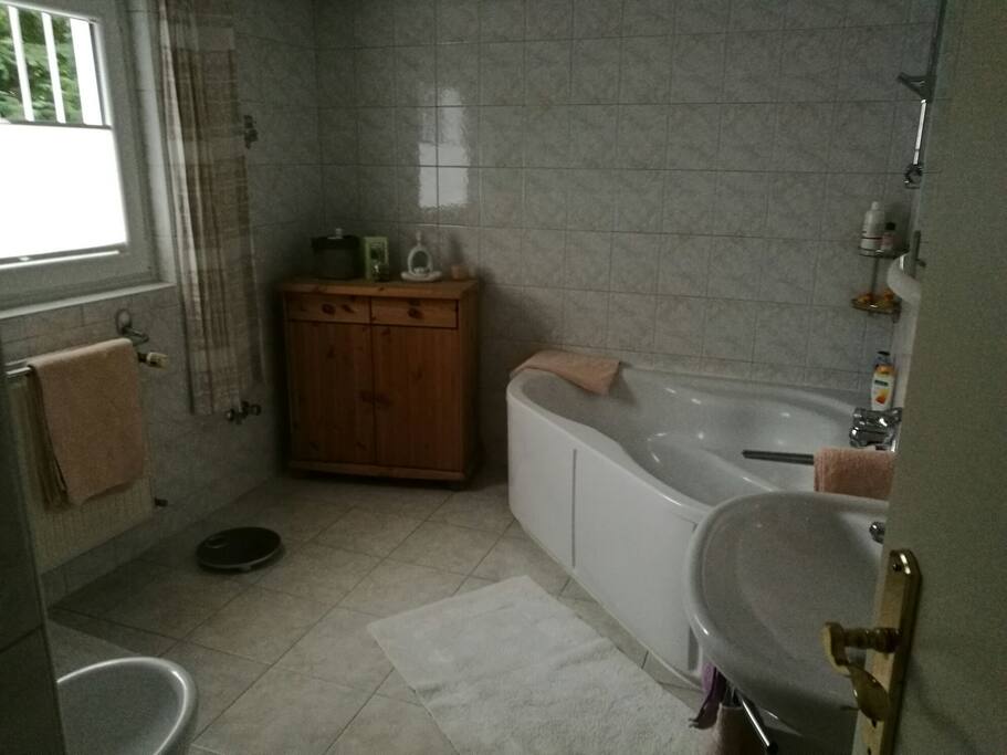 Großes Badezimmer mit Eckbadewanne