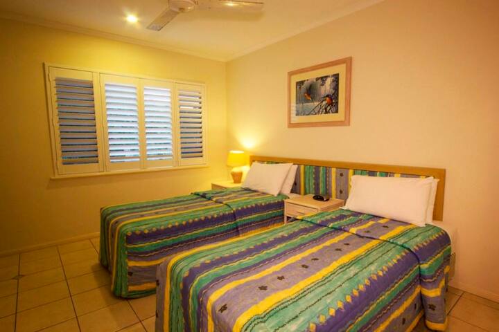 El segundo dormitorio ofrece dos camas individuales que se pueden combinar para formar una cama tamaño king bajo petición.
