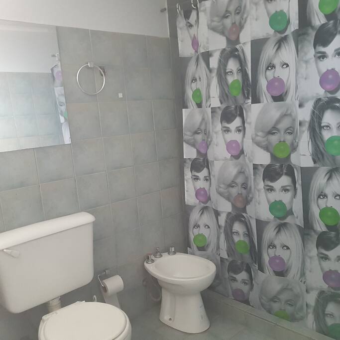 baño con secador de cabello