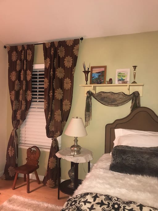 Van Gogh style room with river view. Single occupancy bed.