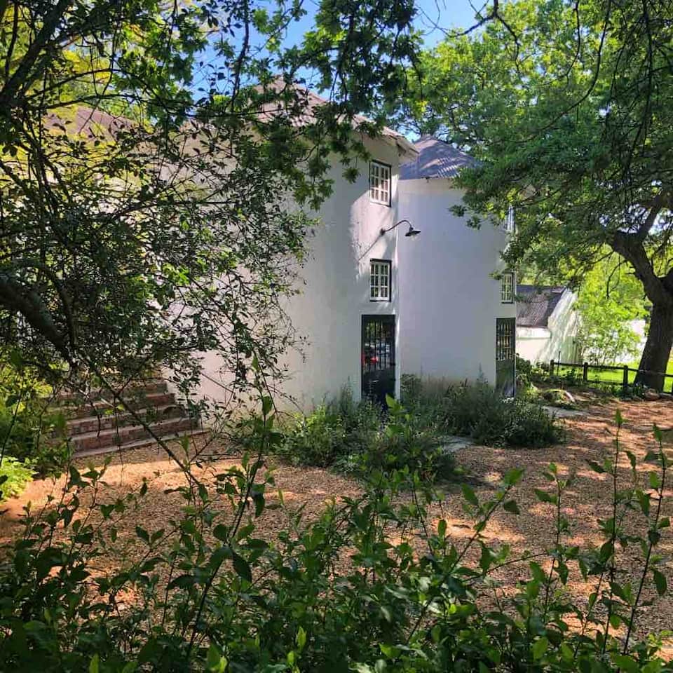 Simonsberg Silo, a converted grain silo on a wine farm, Klapmuts, Western Cape, South Africa, photo 7 of 10