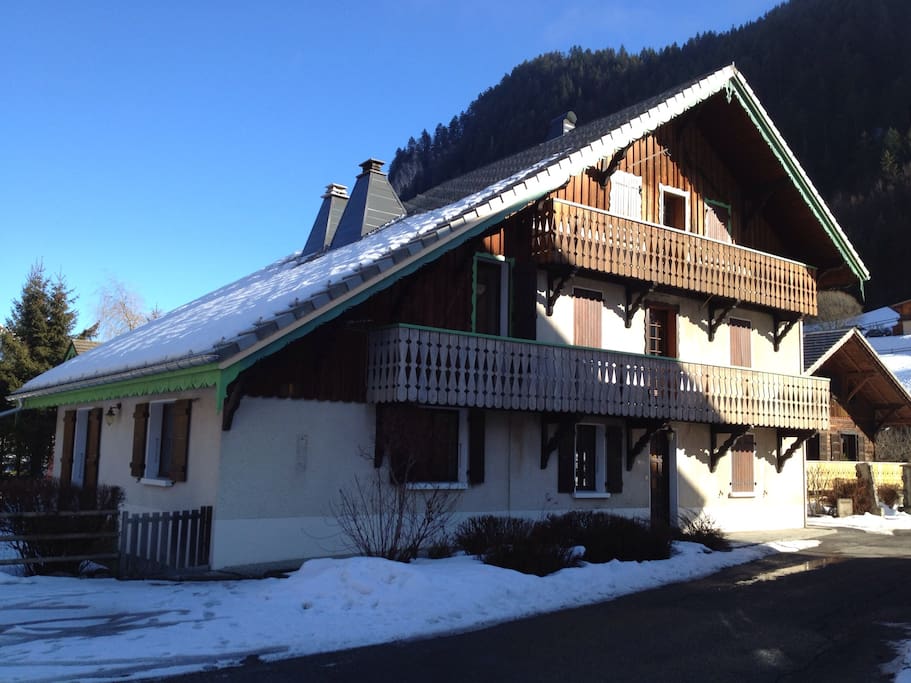 Chalet Alys in the winter sunshine