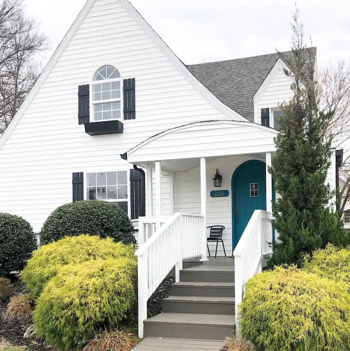 The Teal Door Bungalow Bungalows for Rent in Ozark, Missouri, United