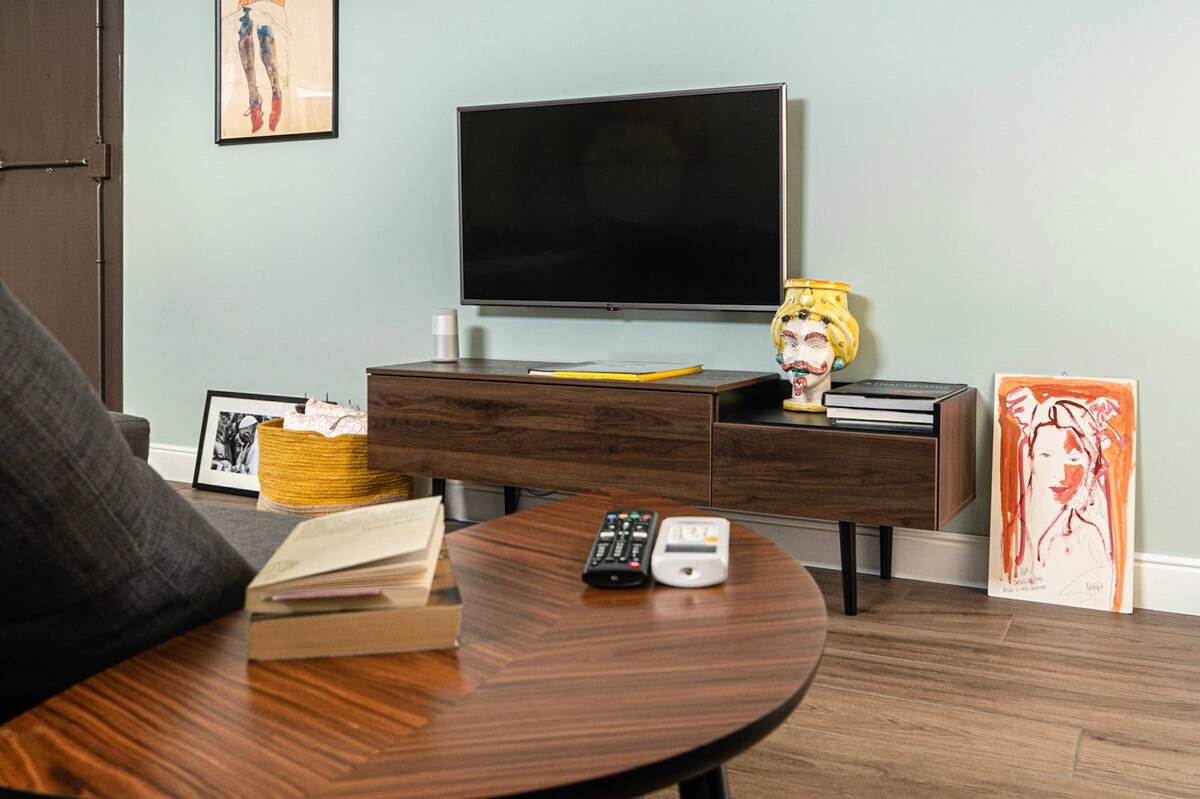 Შედის დივანი და ტელევიზორი Netflix-ით.