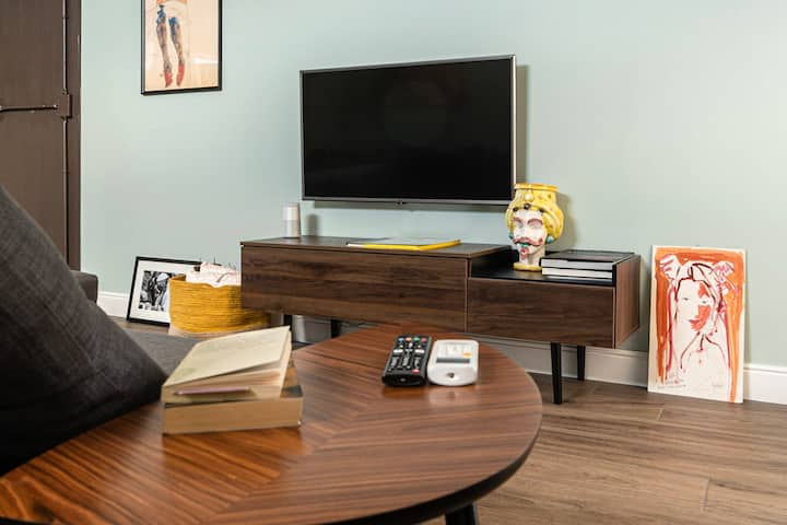 تشمل الأريكة والتلفزيون مع NETFLIX.