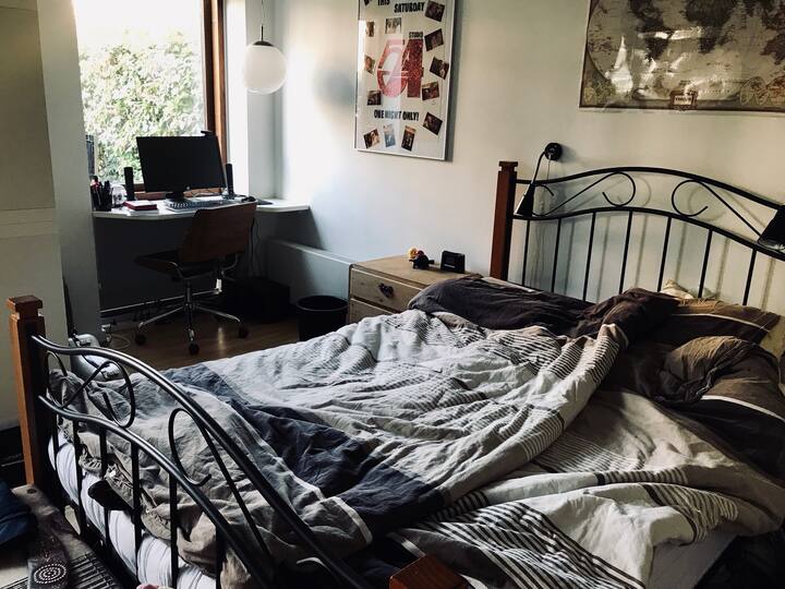 חדר שינה עם מיטה זוגית