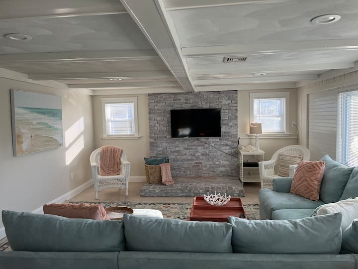Cheerful 3-bedroom Home Just Steps From The Beach! - Front Beach, MA