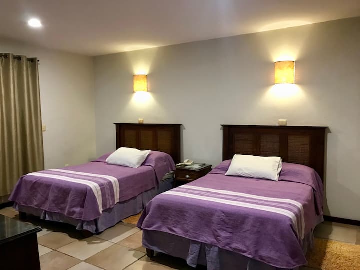 配备2张双人床的卧室