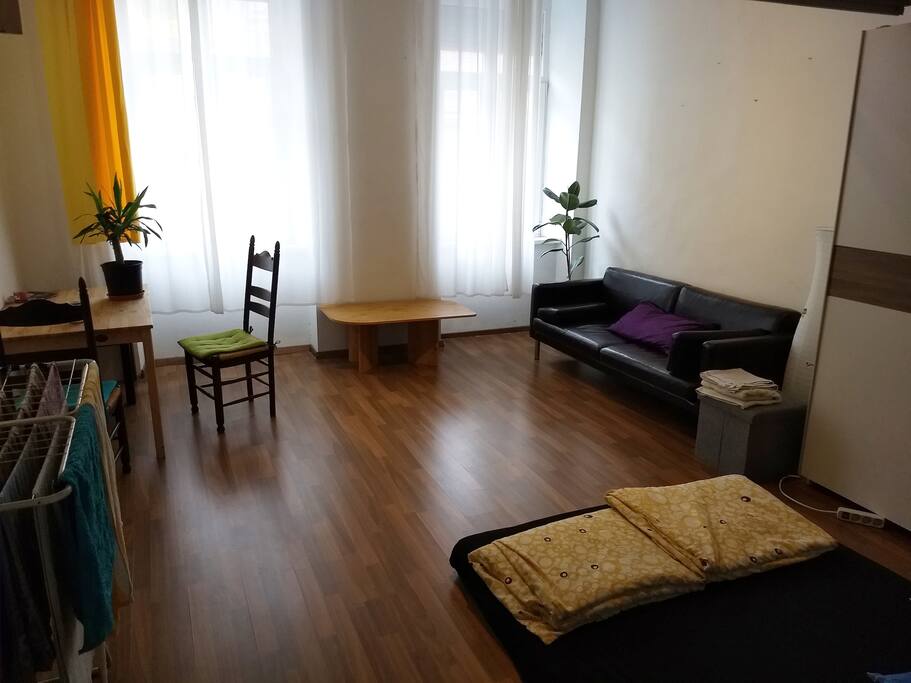 Lot´s of room. Streetsided windows are facing north. Good windows with venetians.