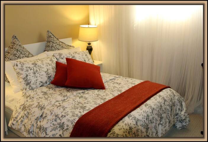 民俗风情桐花小屋 Semibasement Sep 21 Villa In Vancouver Canada 2 Bedroom 1 Bathroom