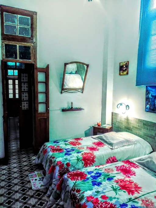 El primer cuarto, cama doble. The first bedroom, twins.
