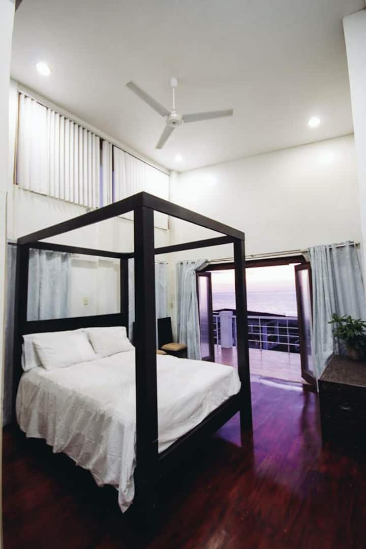 Главната спална соба има тавани на катедрали, лизгачка врата која води до балконот.

Оваа соба има вентилатор на таванот и клима уред.