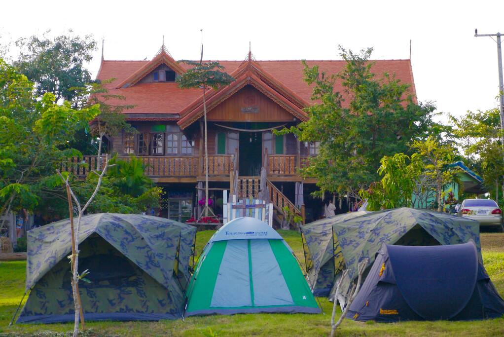 ด้านหน้าของบ้าน พื้นที่ว่างสามารถกางเต้นท์ได้
