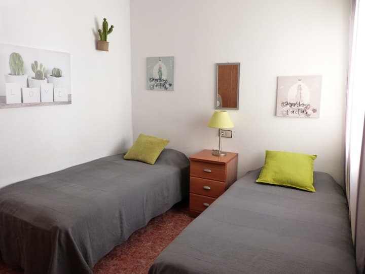 Спална соба со 2 единечни кревети
