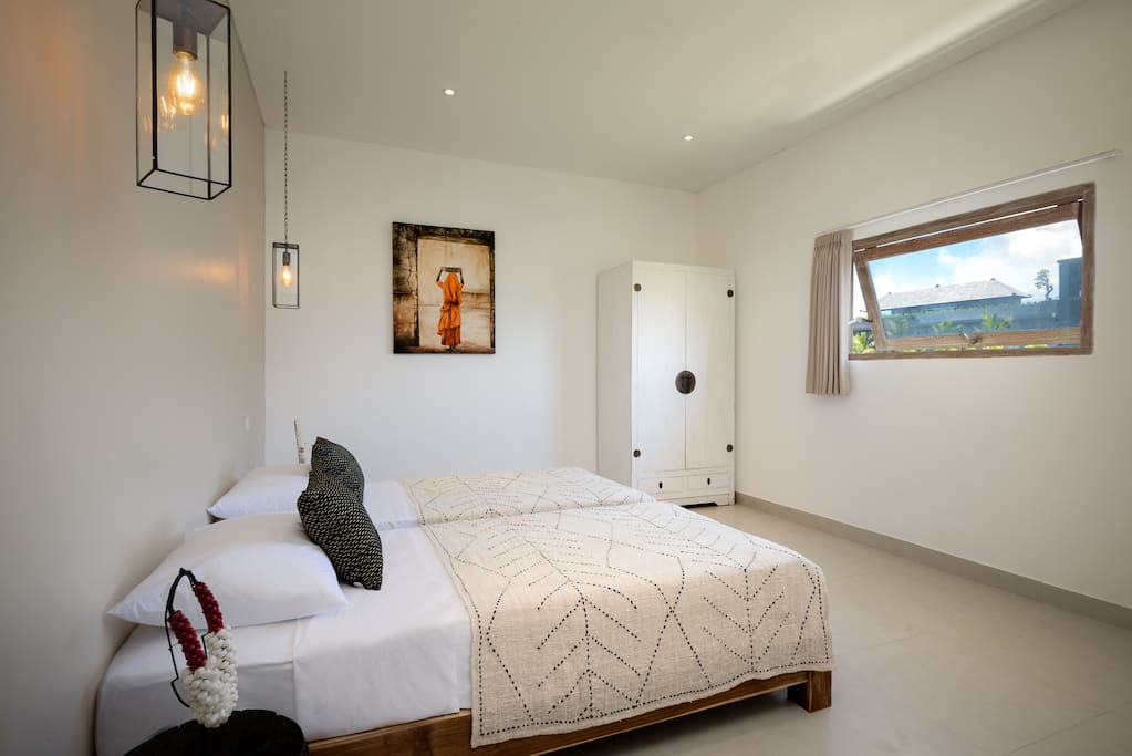 bedroom with 2 single beds