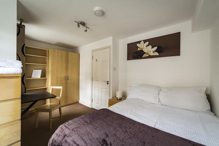 Smart Double Ensuite Bedroom Nr Central London (5)