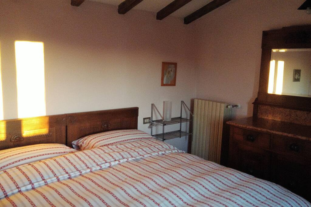 Camera da letto con comò e specchiera