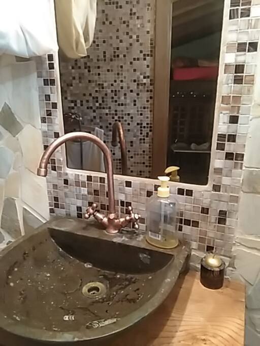 Lavabo in pietra con conchiglie fossili visibili