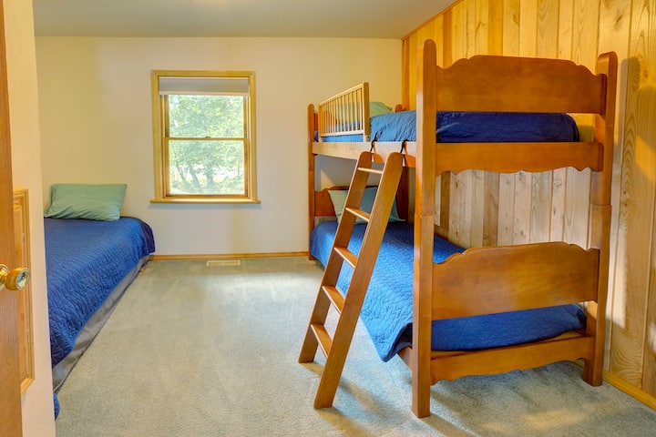 Dhomë fjetjeje me 3 krevate dopio për 3 persona.