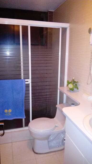Cámara de baño e inodoro