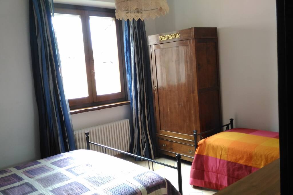 camera matrimoniale con letto singolo