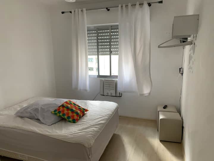 Internátny apartmán 2. Má 1 manželskú posteľ, 2 vankúše, 1 malý stojan a podporu batohu, 2 obklady, 1 klimatizáciu, 1 stropný ventilátor (nefunguje), 1 televízor s uhlopriečkou 14 palcov a závesy.