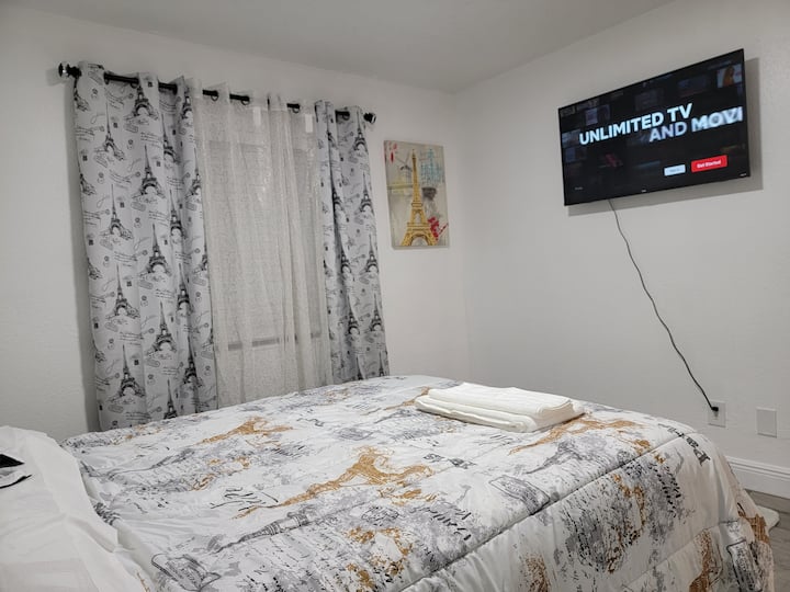 Спална соба 1 со брачен кревет (широк 180 - 200 см) и Roku TV