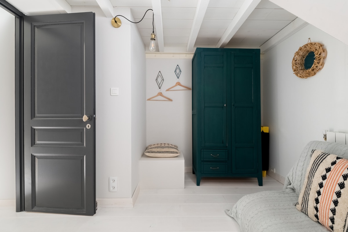 Втора дрвена колиба
Голем брачен кревет (широк 180-220 см) во над 140 футони во 90