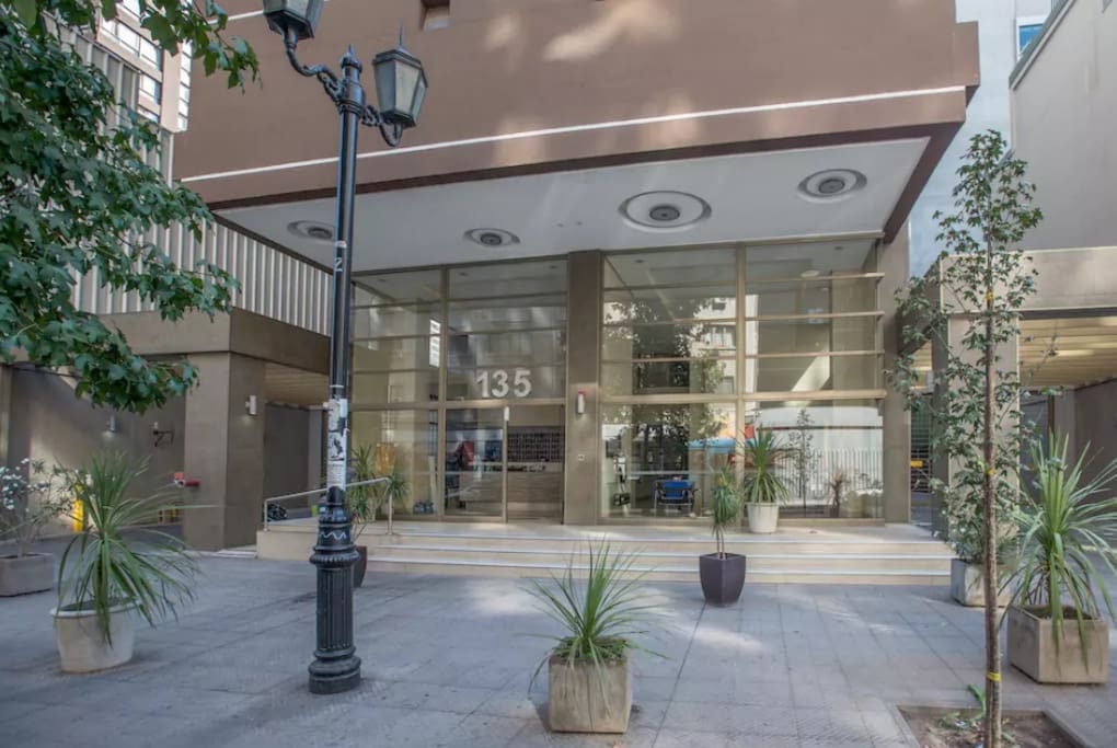 Enter of the building / Entrada del edificio