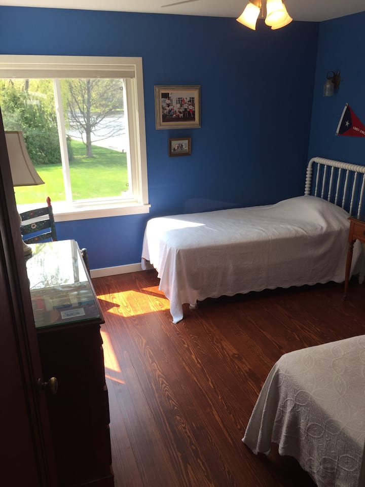 La chambre de tante Marilyn se trouve au deuxième étage.  Il surplombe des jardins de pluie remplis de plantes indigènes.