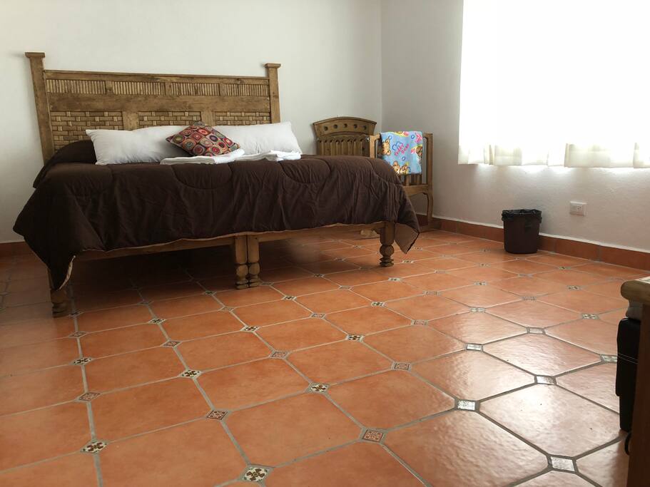 Recámara con cama King Size, cuna para bebé y sofá cama