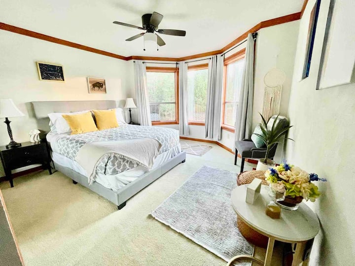 Queen Bedroom - Second Floor