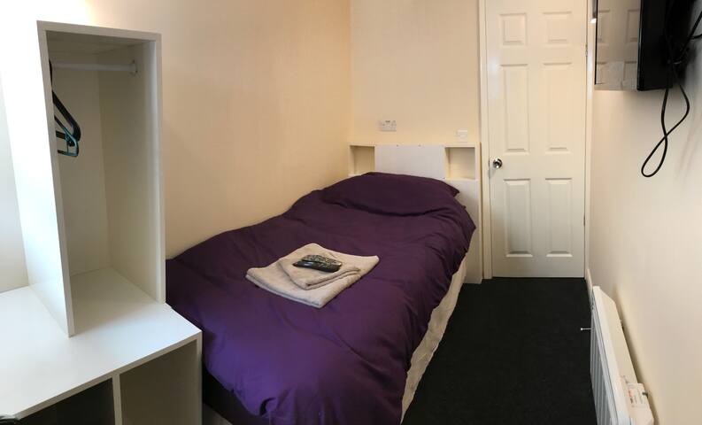 Convenient Rooms (Single bed ensuite apartment)