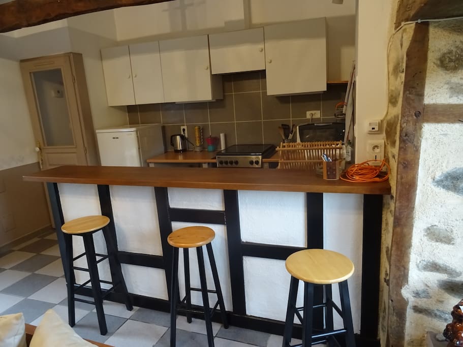 Le coin cuisine avec bar (The kitchen with a bar tap)