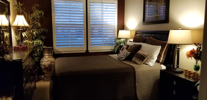 Dormitorio con cama tamaño queen en la planta baja