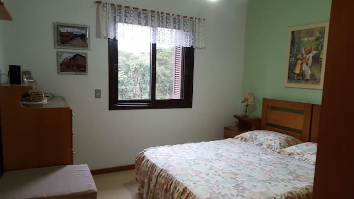Suíte com com duas camas de solteiro/ hotel  que unidas ficam cama queen.