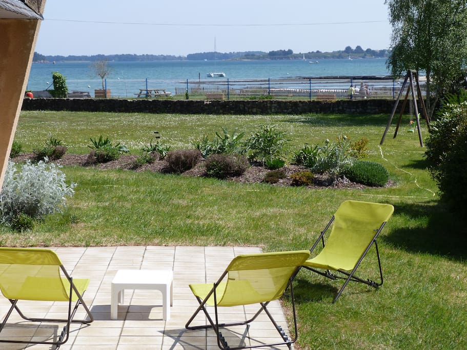Terrasse au Sud avec vue sur le golfe du Morbihan,ses iles et ses voiliers