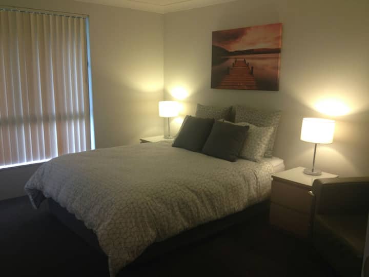 חדר שינה ראשי... מיטת קווין סייז.