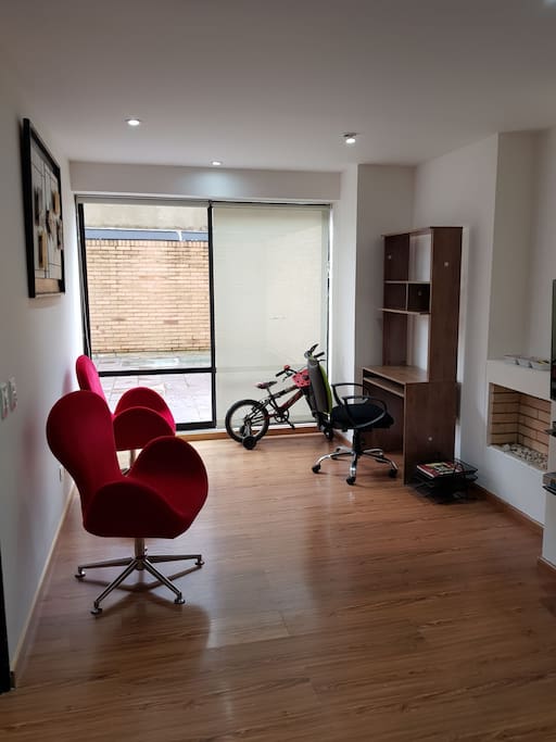 Sala y salida a terraza privada.