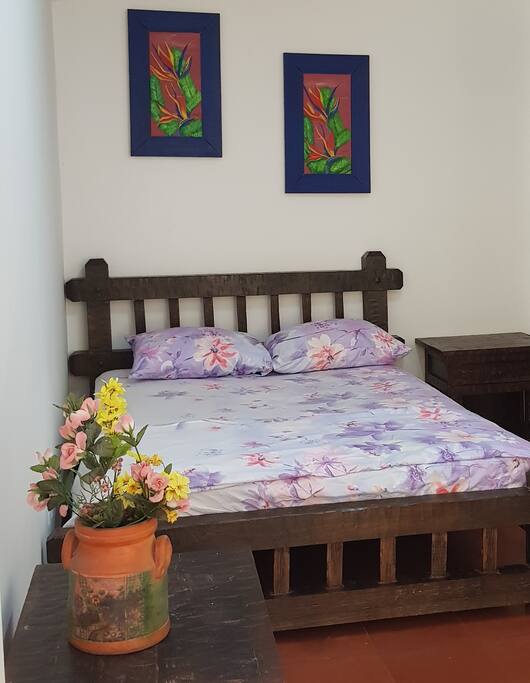 Baño privado, aire acondicionado, desayuno, almuerzo y comida.