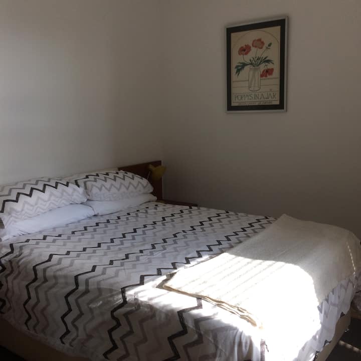 Kitanda maradufu cha kustarehesha chenye mwonekano wa ua