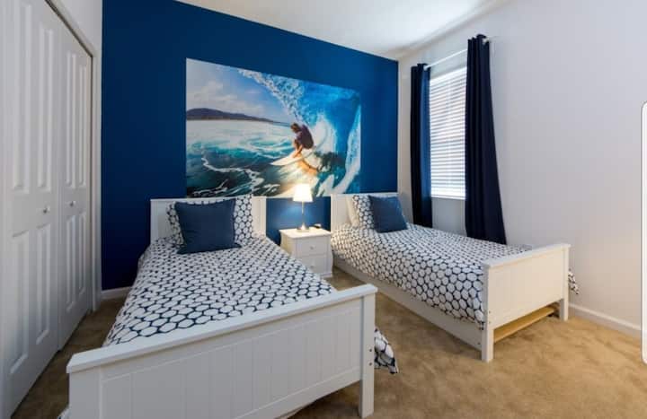 单人床-房间- 2张单人床-带衣柜和电视机-其中一张床下有额外的床垫